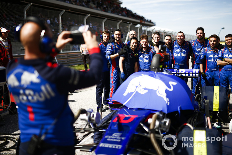 Los mecánicos tienen su foto tomada en la parrilla con el coche de Pierre Gasly, Scuderia Toro Rosso STR13