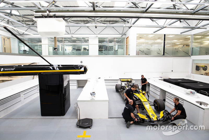 Die Ressourcen: Renault hat in den vergangenen Jahren enorm aufgestockt. Mit 1.200 Mitarbeitern an den Standorten Enstone (wo einst auch Michael Schumachers Weltmeister-Benettons gebaut wurden) und Viry ist das Team das drittgrößte hinter Ferrari und Mercedes. Auch das Equipment in der Fabrik wurde modernisiert.