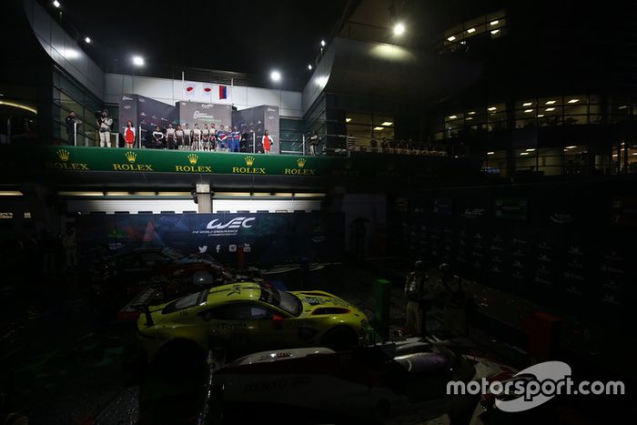 Podio global: ganadores #7 Toyota Gazoo Racing Toyota TS050: Mike Conway, Kamui Kobayashi, Jose Maria Lopez, segundo, #8 Toyota Gazoo Racing Toyota TS050: Sebastien Buemi, Kazuki Nakajima, Fernando Alonso, tercero,, #11 SMP Racing BR Engineering BR