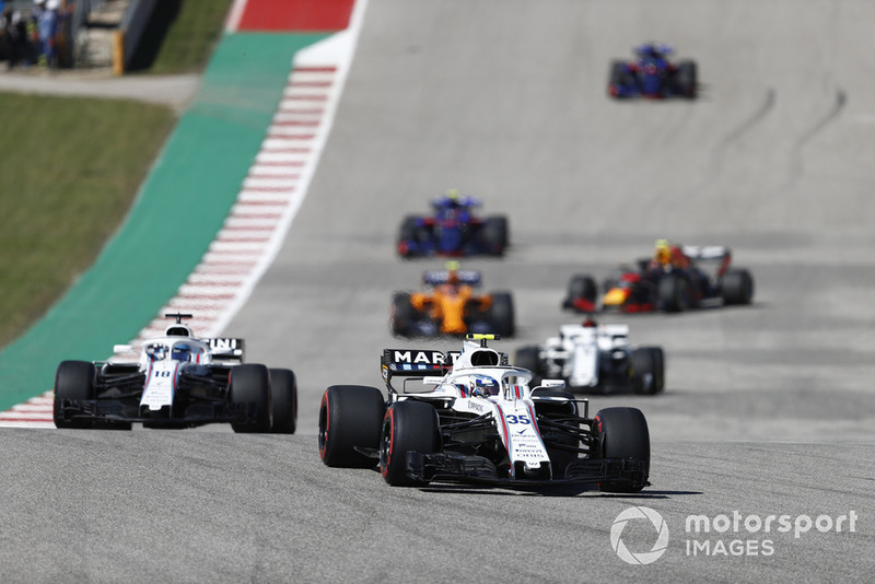 Sergey Sirotkin, Williams FW41, Lance Stroll, Williams FW41, Marcus Ericsson, Sauber C37, y el resto del grupo en la vuelta de formación.