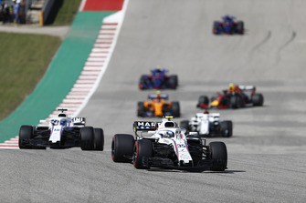 Sergey Sirotkin, Williams FW41, devant Lance Stroll, Williams FW41, Marcus Ericsson, Sauber C37, et le reste du peloton