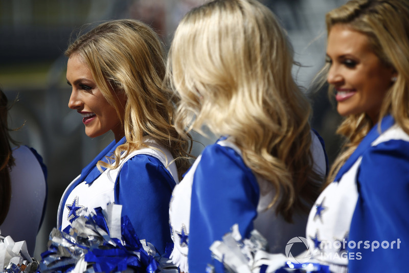 Las Dallas Cowboys Cheerleaders en la parrilla