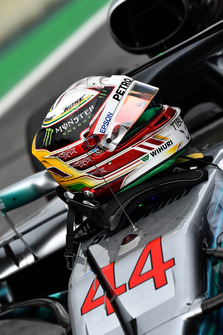 Le casque de Lewis Hamilton, Mercedes AMG F1 dans le Parc Fermé