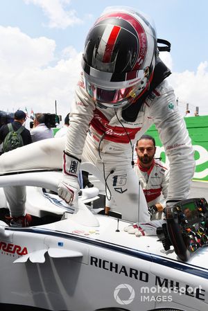 Charles Leclerc, Alfa Romeo Sauber C37 en la parrilla.