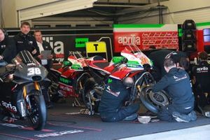 Le garage avec la moto de Bradley Smith, Aprilia Gresini Racing