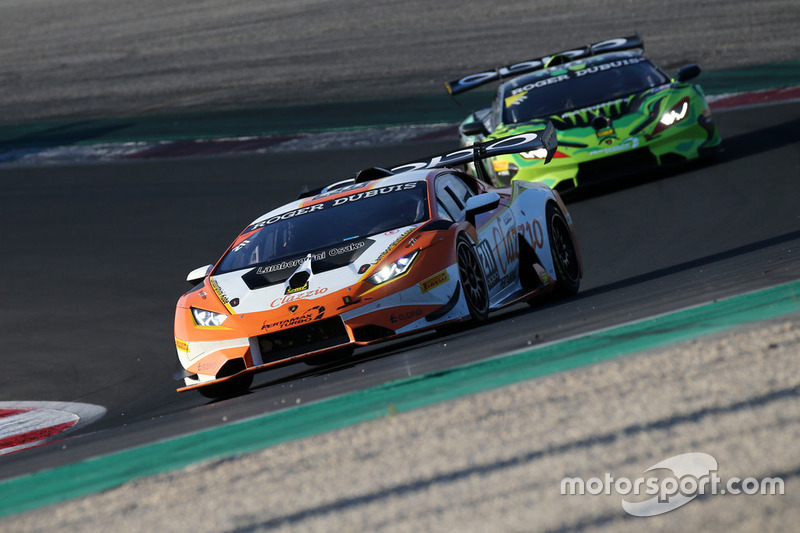 Lamborghini Huracan Super Trofeo Evo #211, Clazzio Racing: Kei Cozzolino, Afiq Yazid, davanti a #71, P1 Motorsport: JC Perez, Loris Spinelli