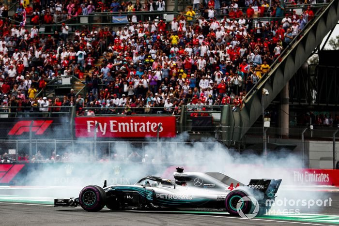 Lewis Hamilton, Mercedes AMG F1 W09 EQ Power +, realiza donas para celebrar su quinto título mundial de pilotos