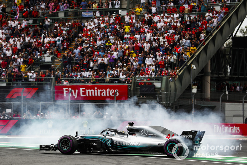 Lewis Hamilton, Mercedes AMG F1 W09 EQ Power +, celebra con donuts su quinto título mundial de pilotos