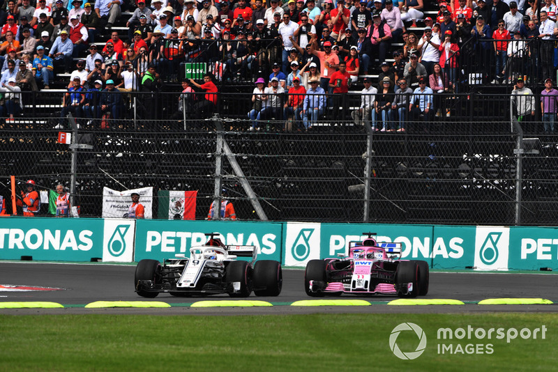 Marcus Ericsson, Sauber C37 and Sergio Perez, Racing Point Force India VJM11 battle