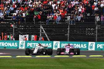 Marcus Ericsson, Sauber C37 and Sergio Perez, Racing Point Force India VJM11 battle