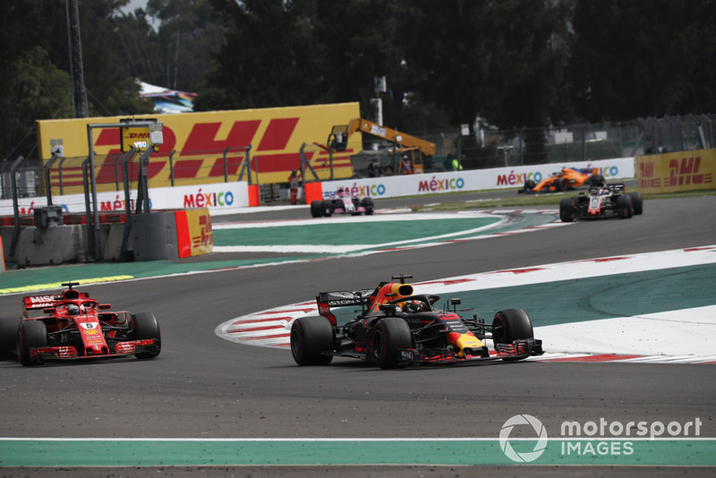 Daniel Ricciardo, Red Bull Racing RB14 y Sebastian Vettel, Ferrari SF71H