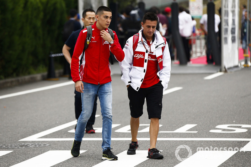 Giuliano Alesi, putra Jean Alesi, bersama kru Sauber