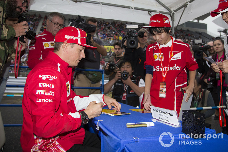 Kimi Raikkonen, Ferrari signs autographs for the fans at ...