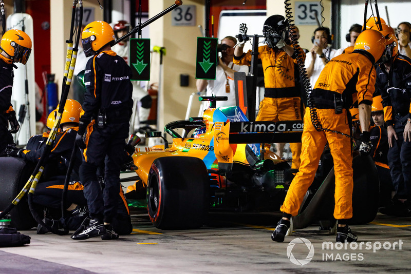 Fernando Alonso, McLaren MCL33, ai box