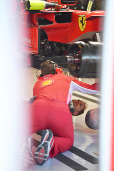Sebastian Vettel, Ferrari, sul pavimento del garage, sotto alla sua Ferrari SF71H