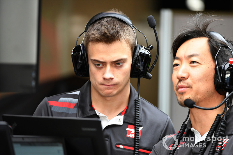 Louis Deletraz, pilote d'essais et de développement Haas F1 et Ayao Komatsu, ingénieur Haas F1
