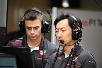 Louis Deletraz, pilote d'essais et de développement Haas F1 et Ayao Komatsu, ingénieur Haas F1