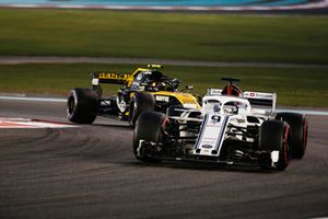 Marcus Ericsson, Sauber C37 leads Carlos Sainz Jr., Renault Sport F1 Team R.S. 18 