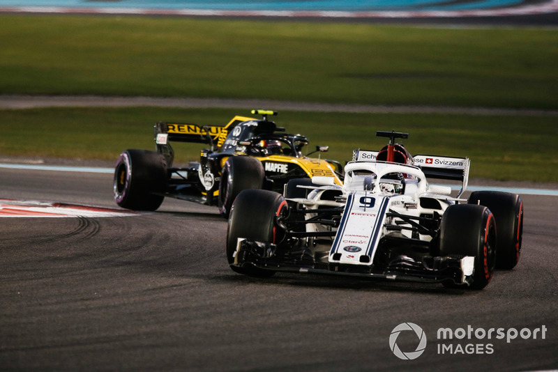 Marcus Ericsson, Sauber C37 leads Carlos Sainz Jr., Renault Sport F1 Team R.S. 18