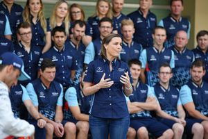 Claire Williams, Vice Team Principal Williams, nella foto di gruppo del team Williams Racing