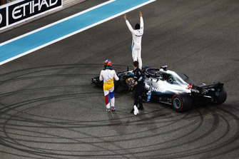 Lewis Hamilton, Mercedes AMG F1 W09 EQ Power+, festeggia sulla sua monoposto, mentre riceve le congratulazioni di Fernando Alonso, McLaren