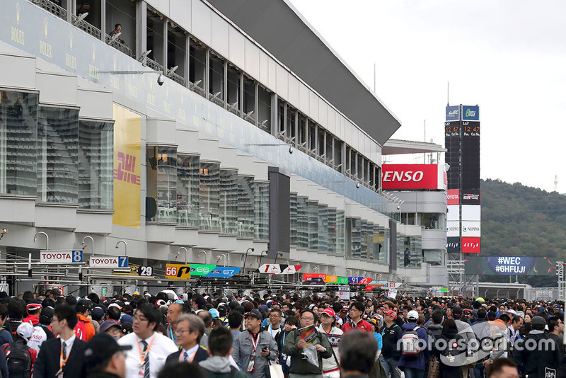 Suasana pit lane