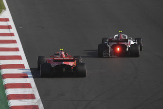Kimi Raikkonen, Ferrari SF71H e Antonio Giovinazzi, Sauber C37