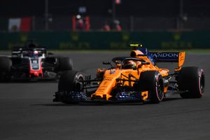 Stoffel Vandoorne, McLaren MCL33 et Romain Grosjean, Haas F1 Team VF-18