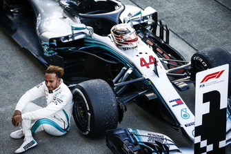 Il vincitore della gara Lewis Hamilton, Mercedes AMG F1, nel parco chiuso