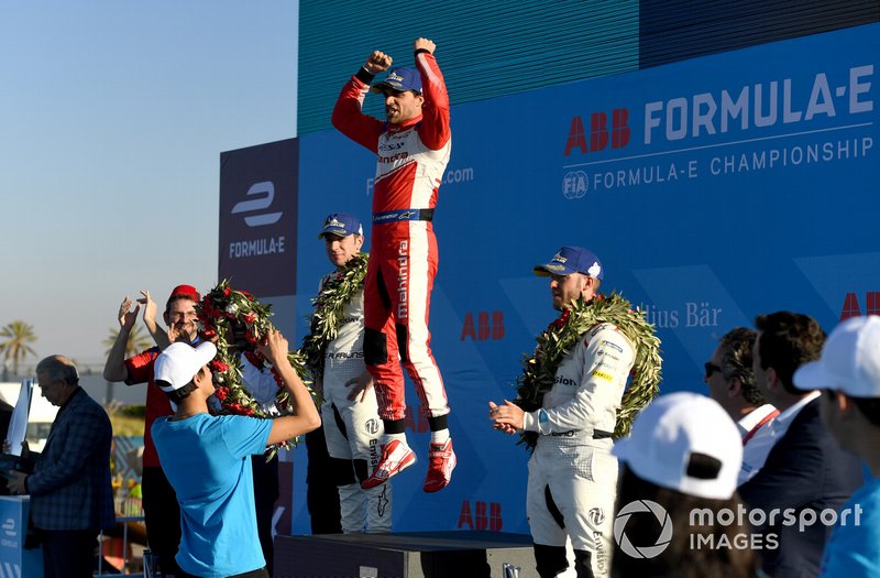 Jérôme d'Ambrosio, Mahindra Racing, 1° classificato, salta sul podio per festeggiare