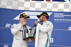 Valtteri Bottas, Mercedes AMG F1 et Lewis Hamilton, Mercedes AMG F1 avec du champagne sur le podium