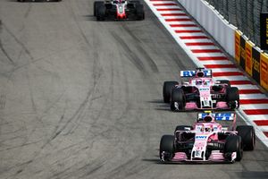 Esteban Ocon, Racing Point Force India VJM11, devant Sergio Perez, Racing Point Force India VJM11