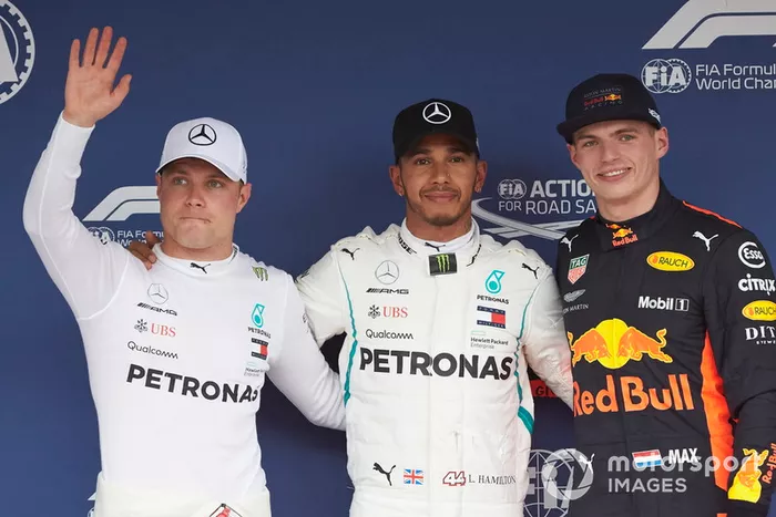 Los tres primeros clasificados, Valtteri Bottas, Mercedes AMG F1, ganador de la pole Lewis Hamilton, Mercedes AMG F1 y el tercer clasificado Max Verstappen, Red Bull Racing