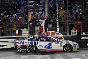 Race winner Kevin Harvick, Stewart-Haas Racing, Ford Fusion Mobil 1