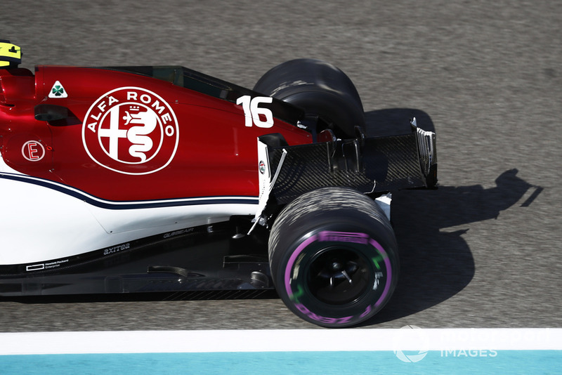 Charles Leclerc, Sauber C37, returns to the pits with a broken rear wing