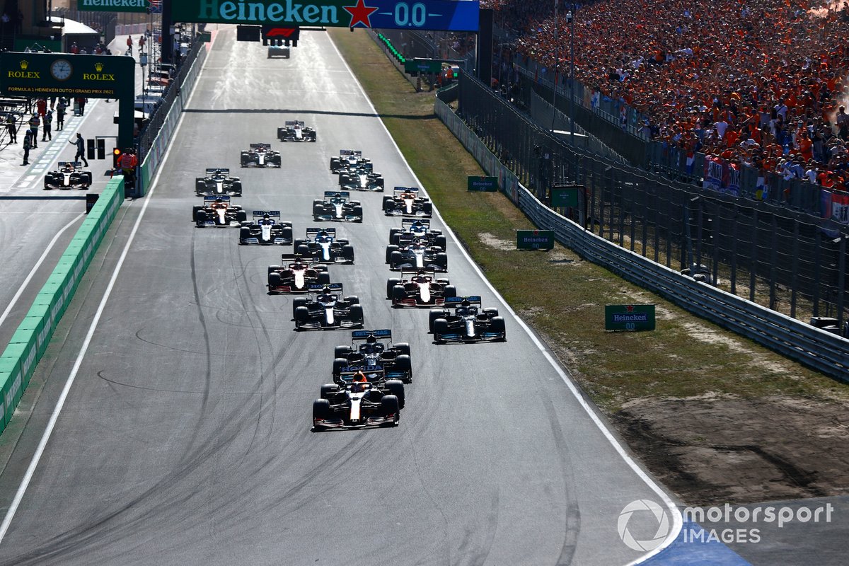 Arrancada: Max Verstappen, Red Bull Racing RB16B, Lewis Hamilton, Mercedes W12, Valtteri Bottas, Mercedes W12, Pierre Gasly, AlphaTauri AT02, Charles Leclerc, Ferrari SF21