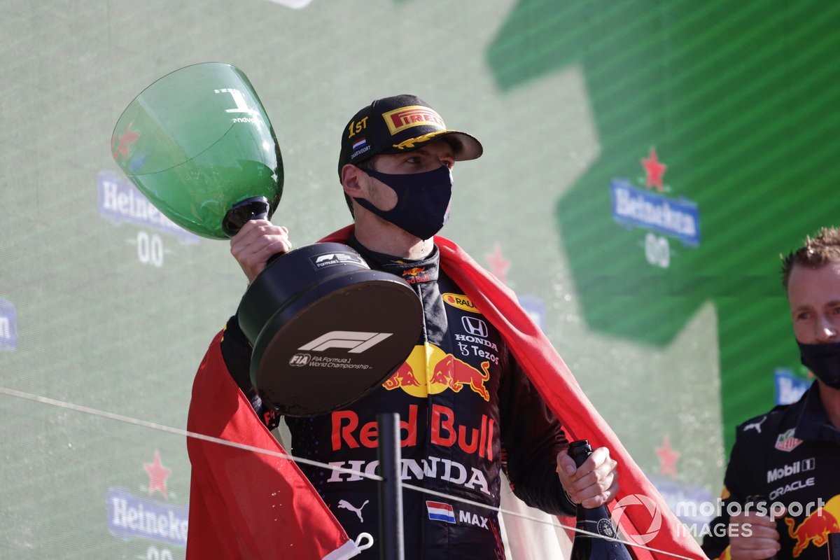Max Verstappen, Red Bull Racing, 1a posizione, con il suo trofeo