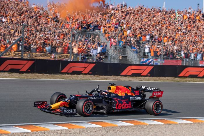 Max Verstappen saluda al público de Zandvoort