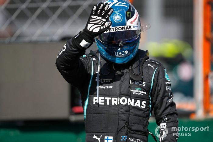 Valtteri Bottas, de Mercedes segundo puesto, saluda desde el Parc Ferme tras la clasificación