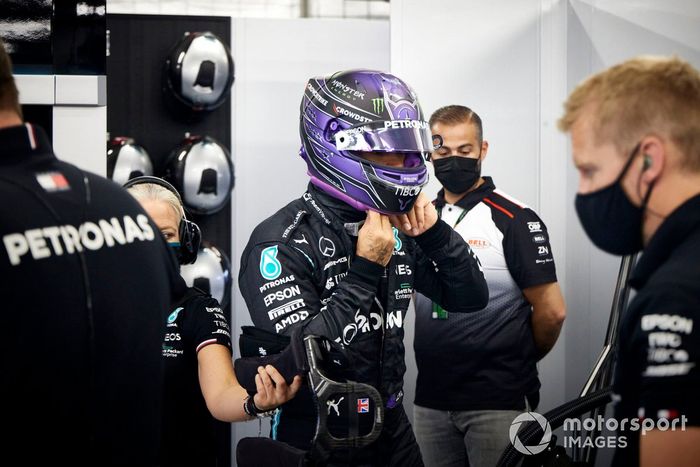 Lewis Hamilton, Mercedes, en el box
