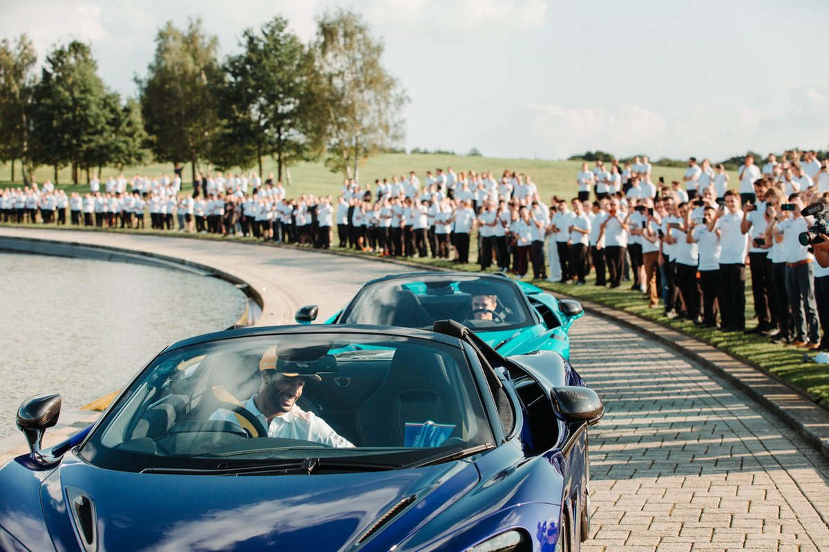Daniel Ricciardo, McLaren, Lando Norris, McLaren con miembros del equipo