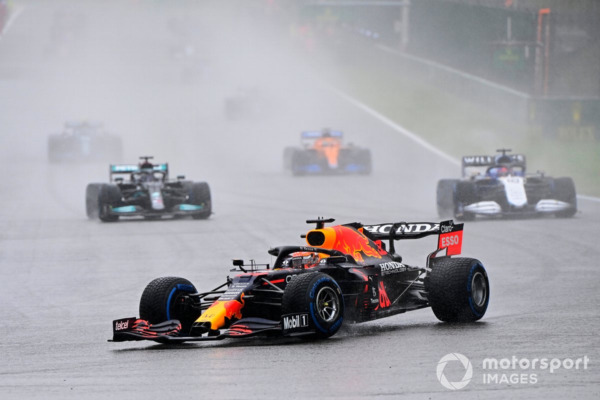 Max Verstappen, Red Bull Racing RB16B, George Russell, Williams FW43B, Lewis Hamilton, Mercedes W12