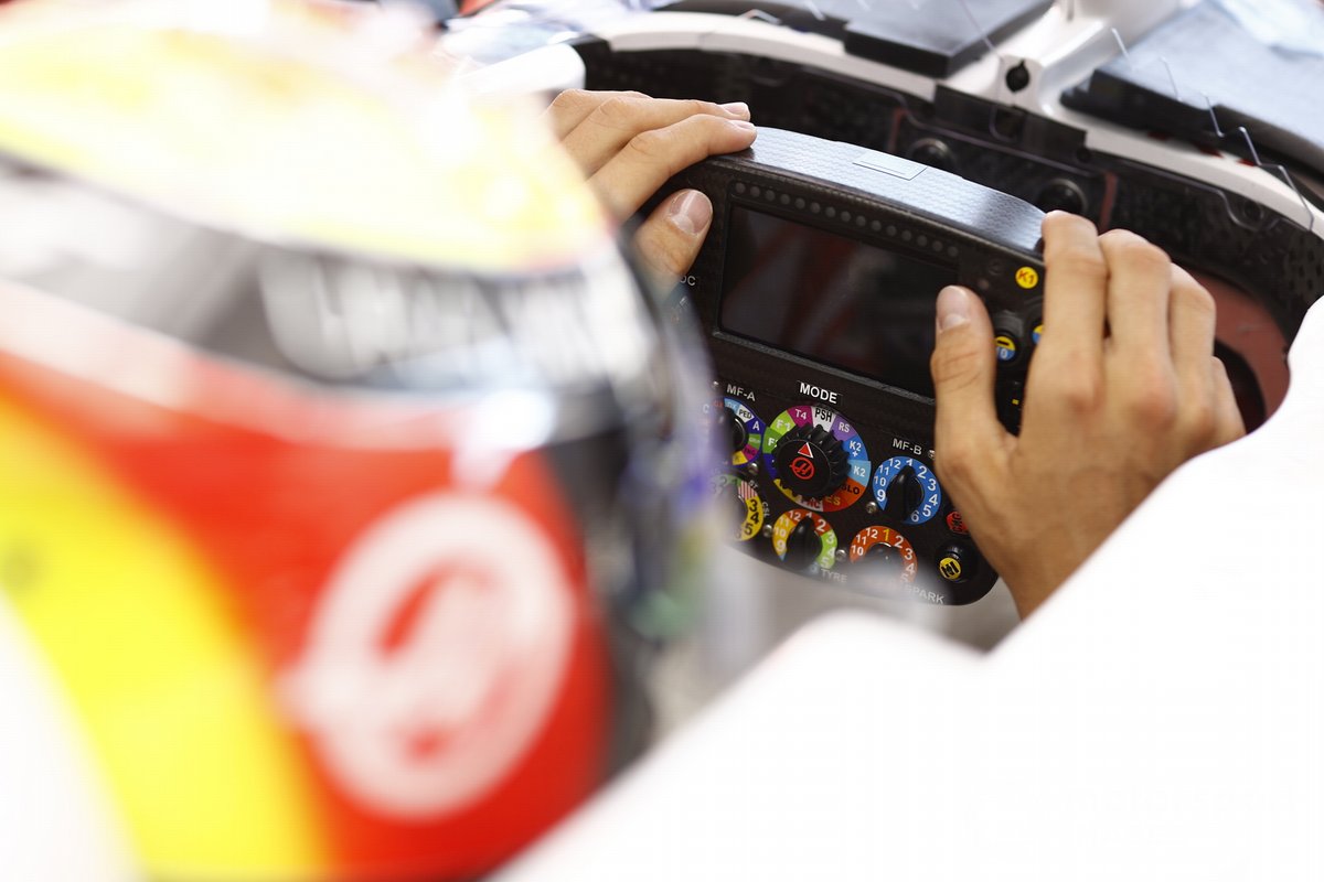 Detalle del volante del Haas VF-21