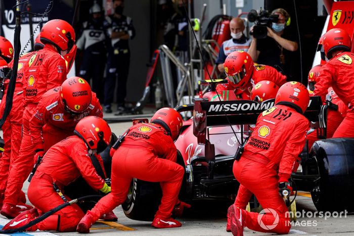 Carlos Sainz Jr., Ferrari SF21, en pits