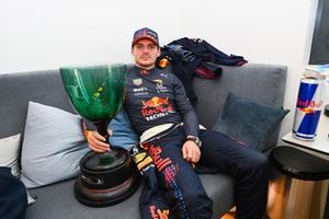 Il vincitore della gara Max Verstappen, Red Bull Racing con il suo trofeo