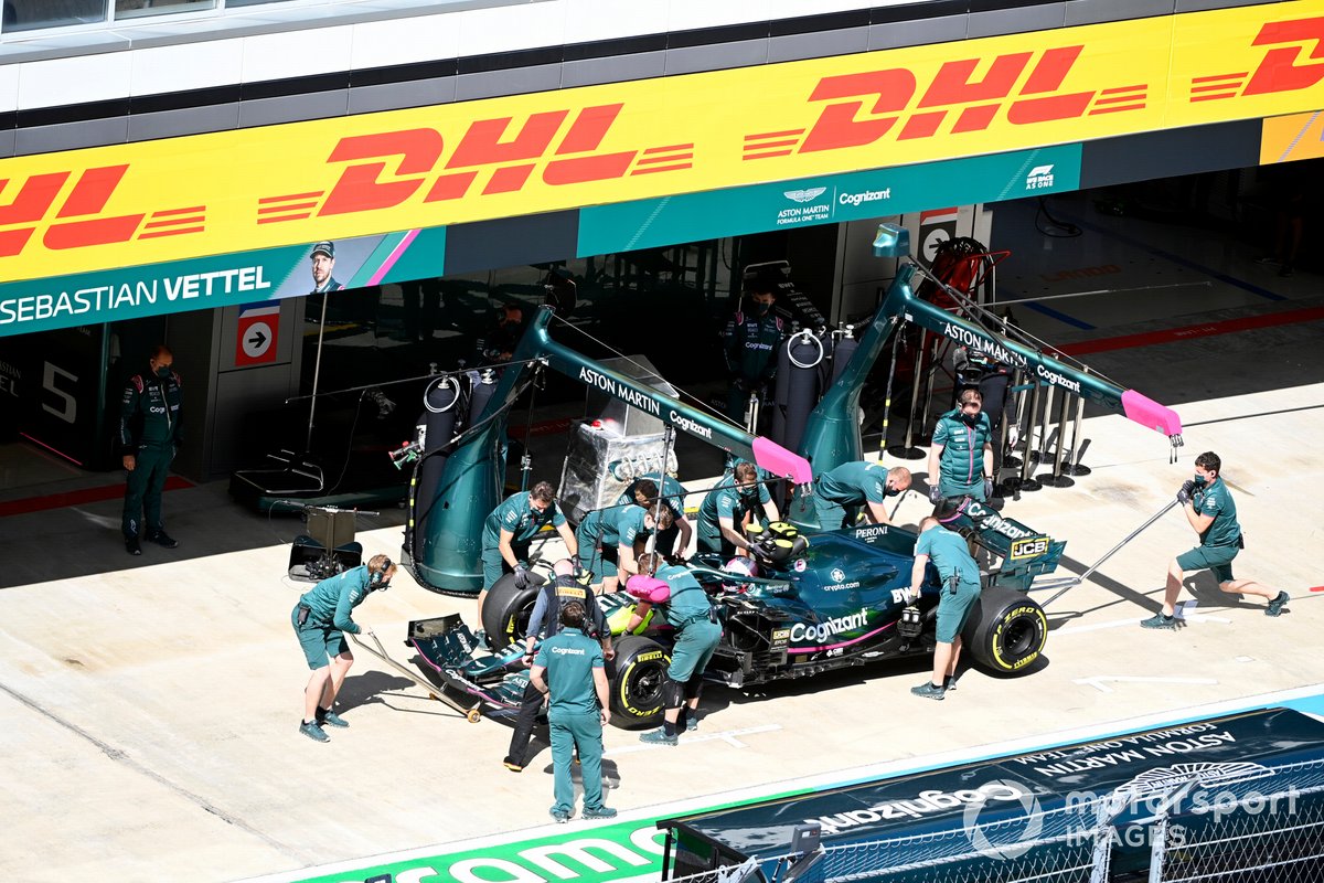 Sebastian Vettel, Aston Martin AMR21, ai box