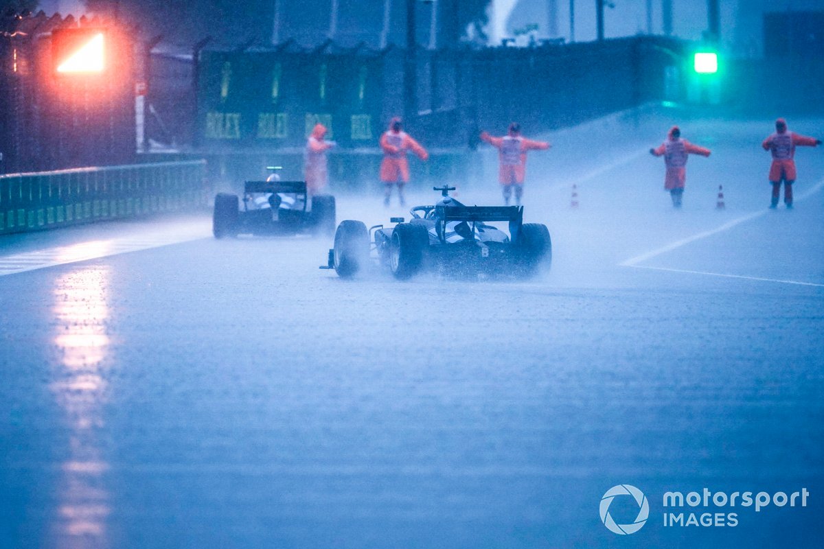 La lluvia azota el pitlane de Sochi