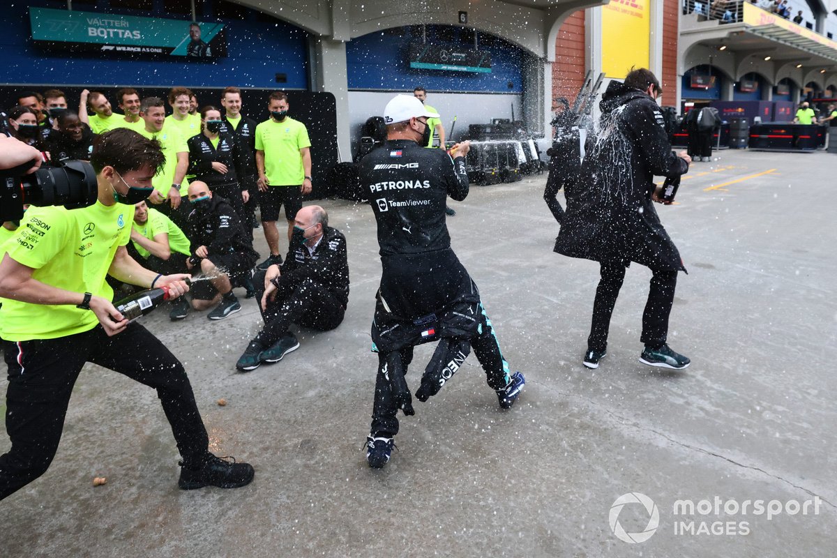 Valtteri Bottas, Mercedes, 1ª posición, rocía con champán a Toto Wolff, director del equipo y consejero delegado de Mercedes AMG