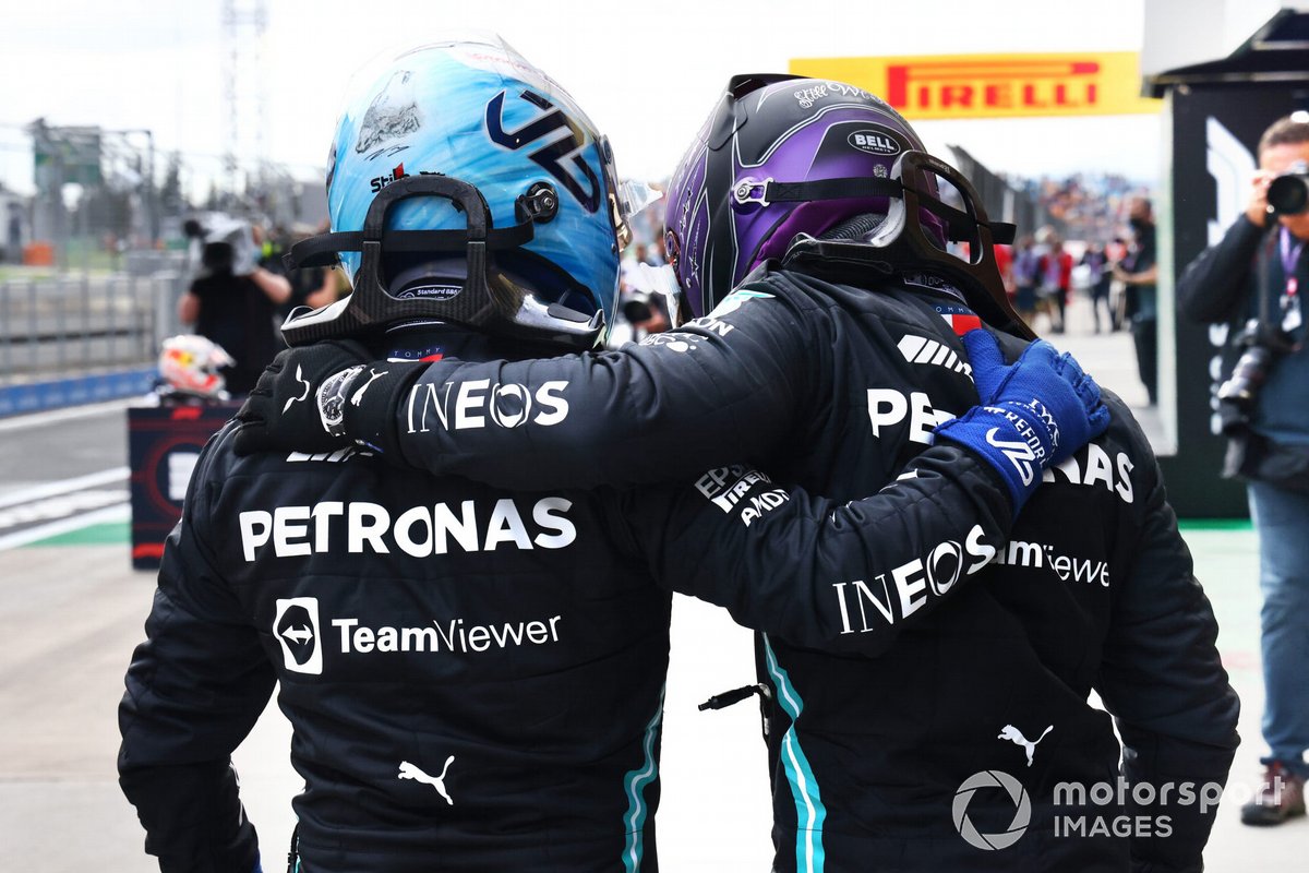 Valtteri Bottas, Mercedes, y el ganador de la pole Lewis Hamilton, Mercedes, se felicitan mutuamente en el Parc Ferme