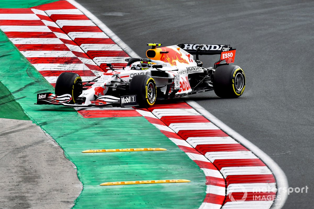 Sergio Perez, Red Bull Racing RB16B, fa un testacoda